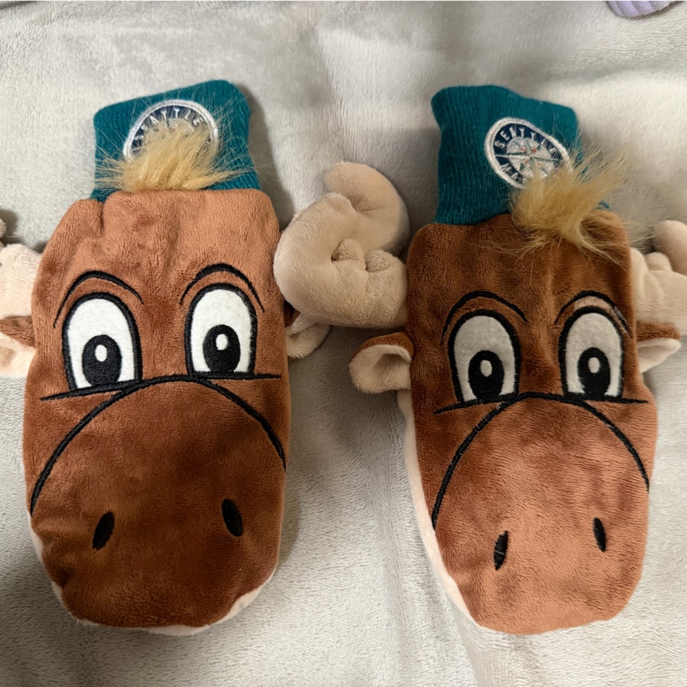 Forever Collectibles Mariner Moose mittens